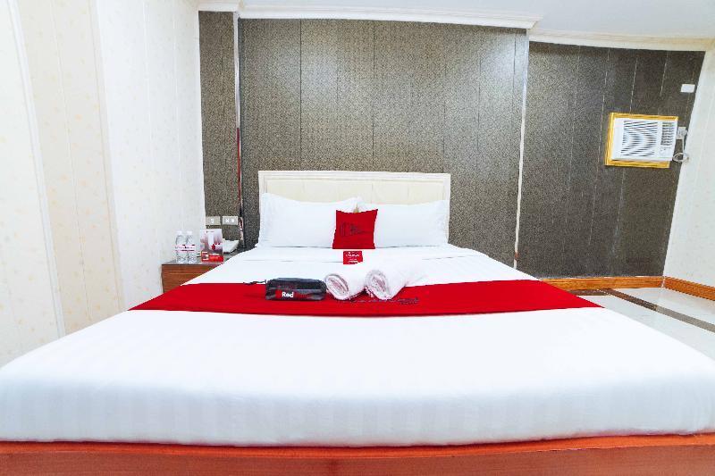 Reddoorz Plus At Winter Benitez Quezon City Exterior photo