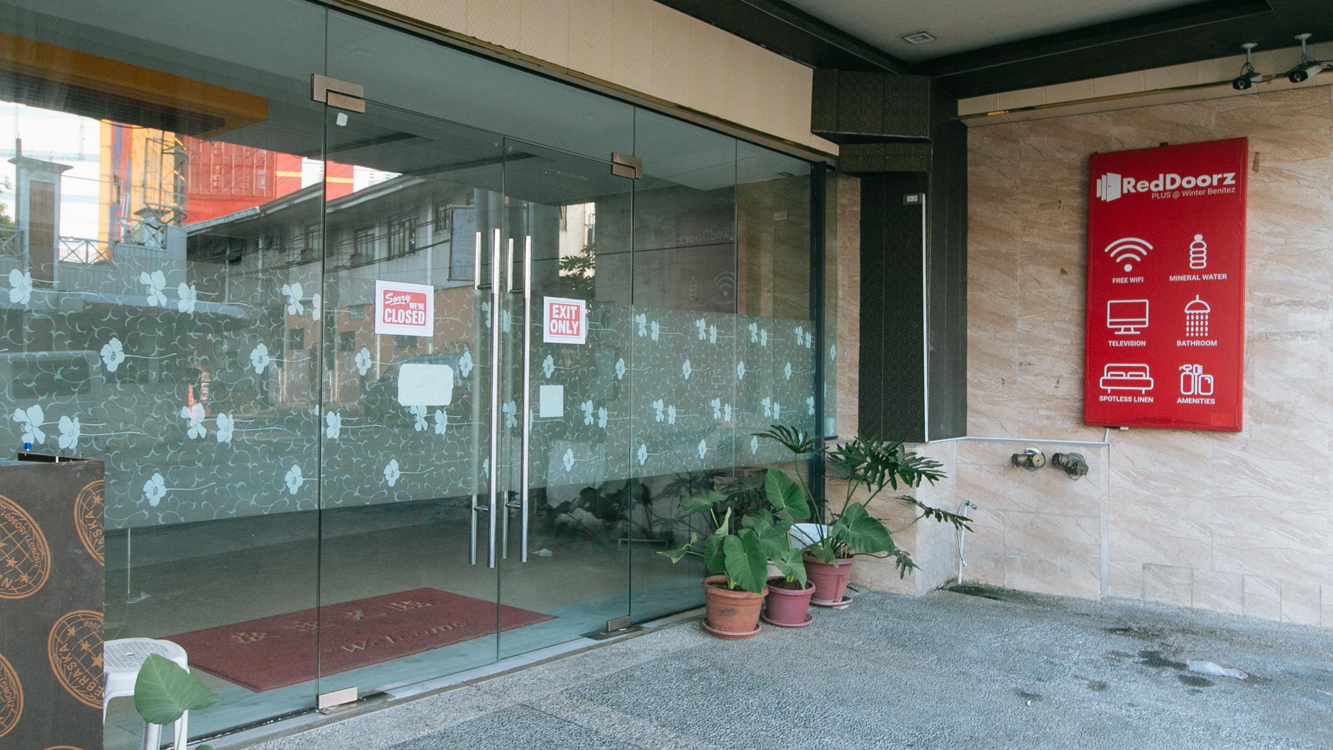 Reddoorz Plus At Winter Benitez Quezon City Exterior photo