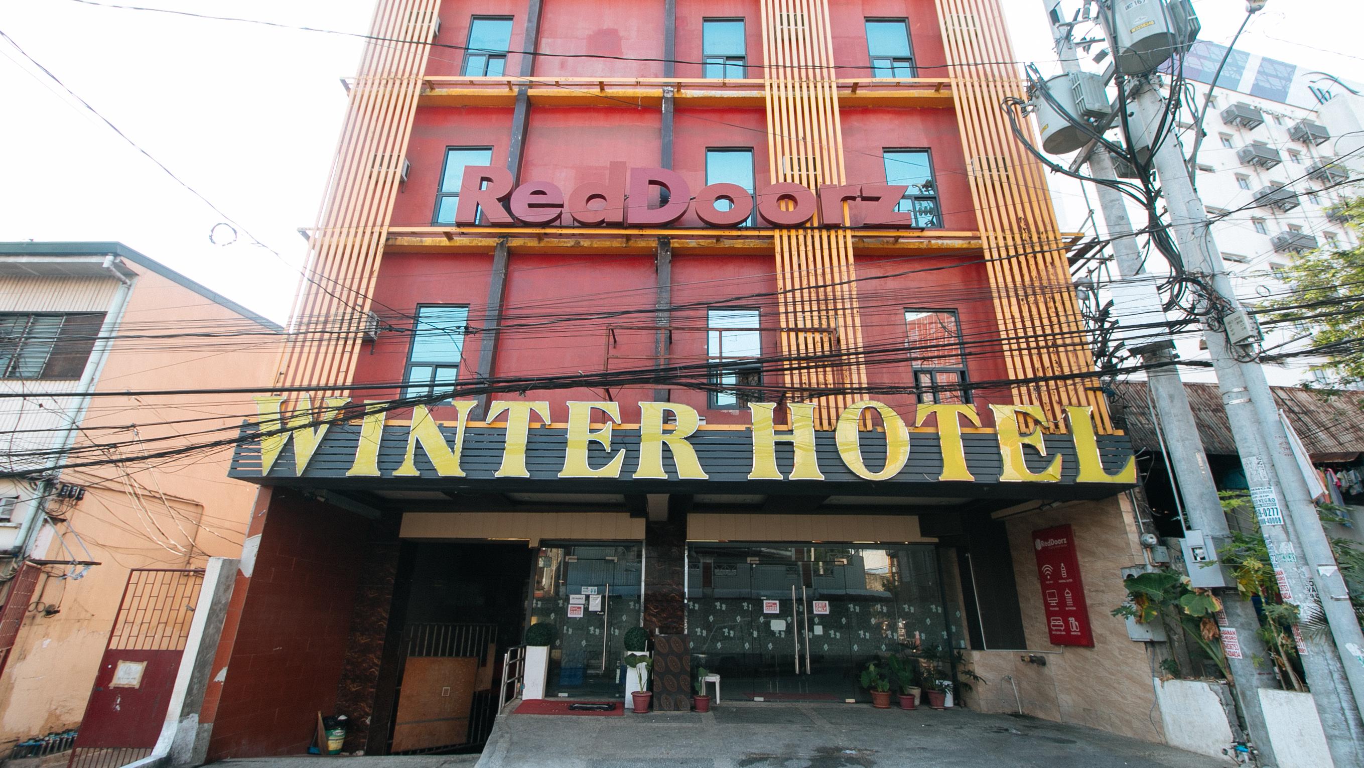 Reddoorz Plus At Winter Benitez Quezon City Exterior photo