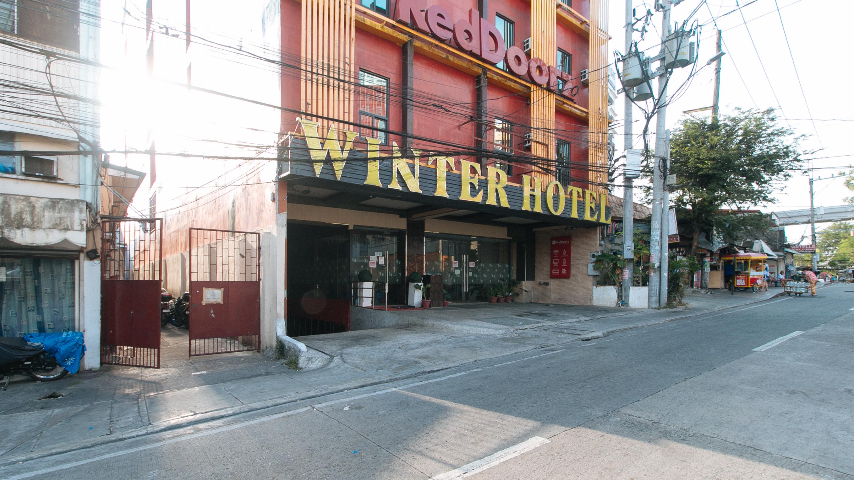 Reddoorz Plus At Winter Benitez Quezon City Exterior photo