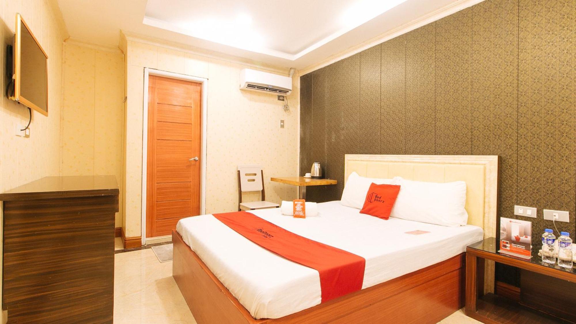 Reddoorz Plus At Winter Benitez Quezon City Exterior photo