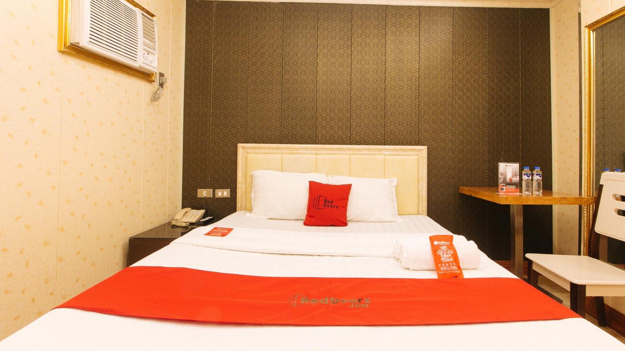 Reddoorz Plus At Winter Benitez Quezon City Exterior photo