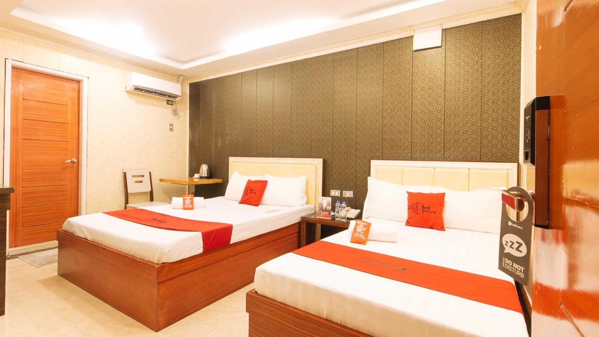 Reddoorz Plus At Winter Benitez Quezon City Exterior photo