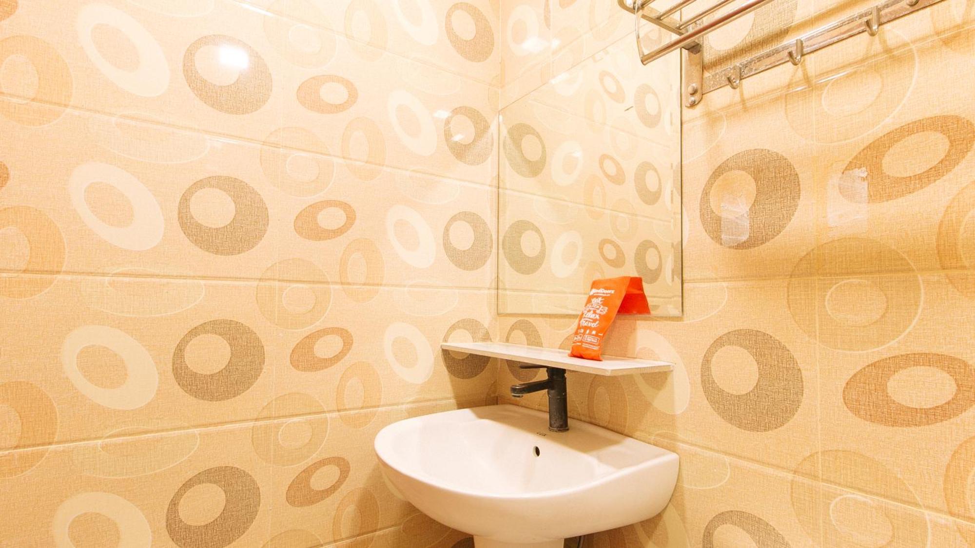 Reddoorz Plus At Winter Benitez Quezon City Exterior photo
